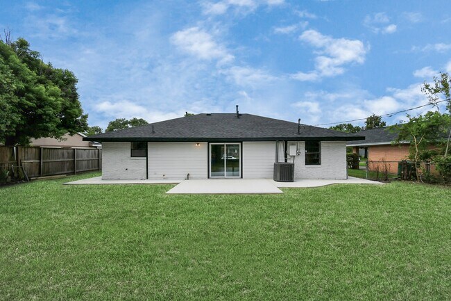 Building Photo - 638 Spell St