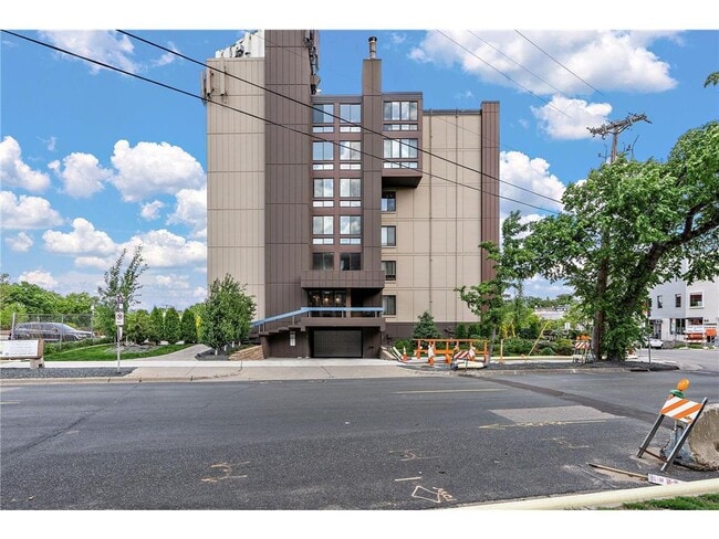 Building Photo - 2800 W 44th St