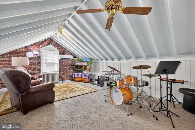 Building Photo - 420 W Cork St