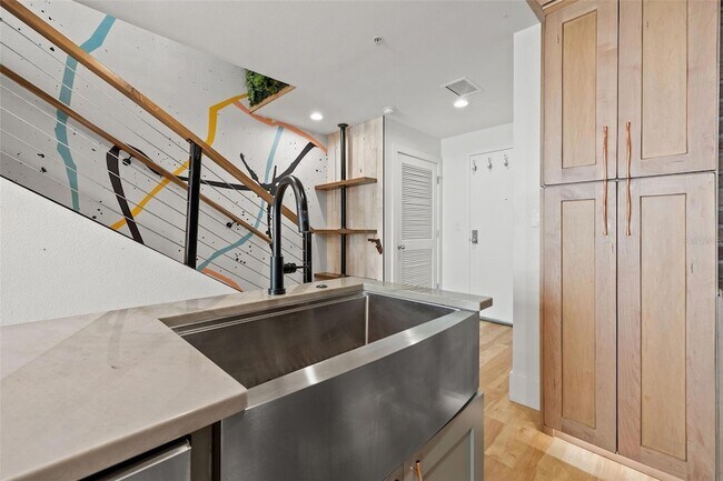 Building Photo - 1208 E Kennedy Blvd