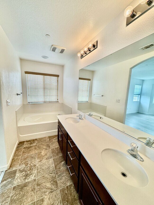 Building Photo - 13721 Santa Lucia Dr