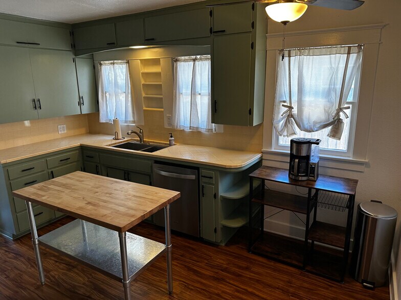 Building Photo - 4475 Larchwood Pl