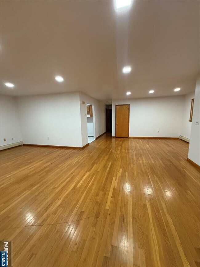 Building Photo - 967 E 23rd St