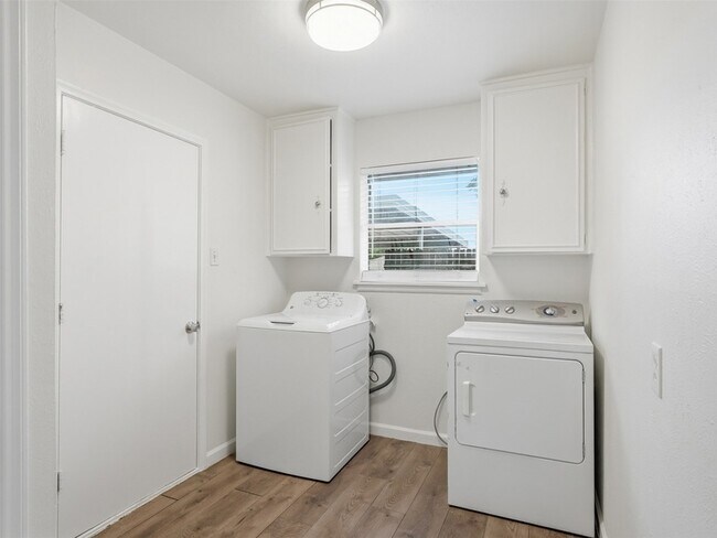 Building Photo - 2121 Canton Dr