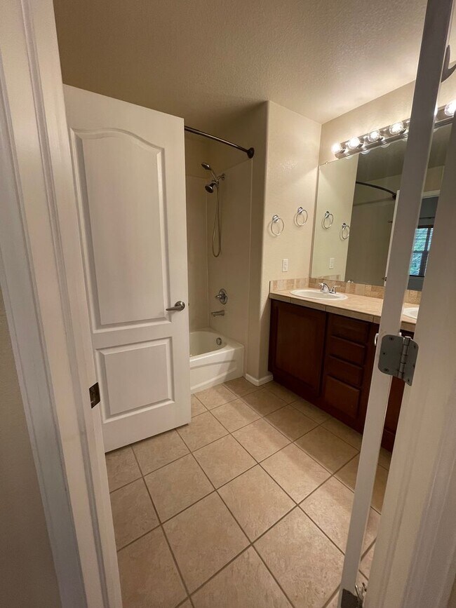 Building Photo - 2 bed/1 bath Townhome with Garage, Pool, Clubhouse