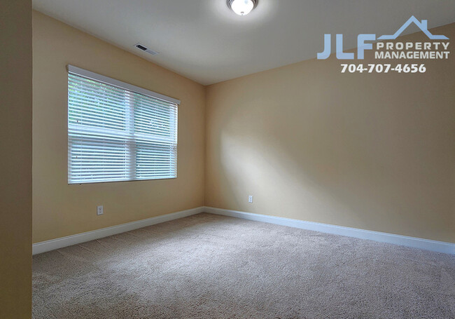 Building Photo - MOVE IN SPECIAL- 2 WEEKS FREE RENT! Fabulo...