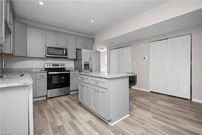 Building Photo - 926 W 26th St