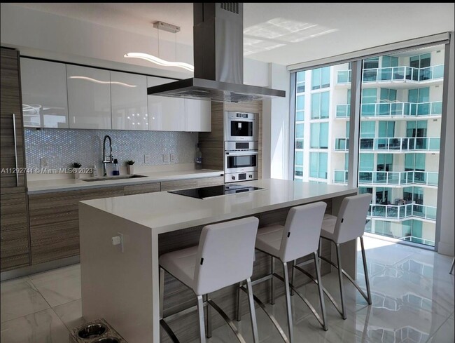 Building Photo - 300 Sunny Isles Blvd