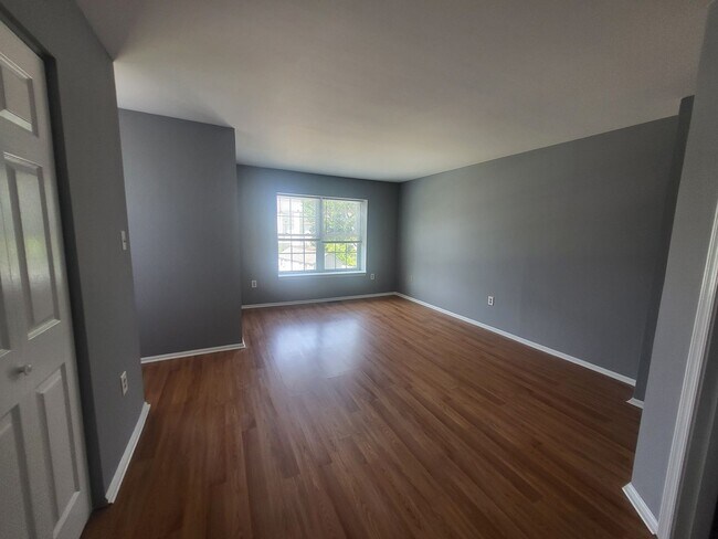Building Photo - Wellington Woods II - 3BR/2.5BA End-Unit T...