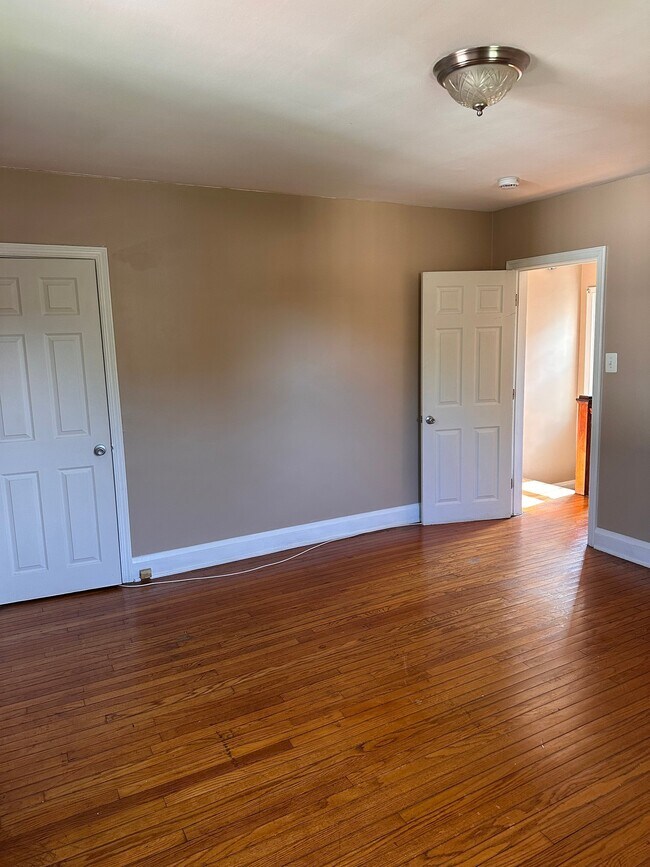 Building Photo - 3034 Pinewood Ave