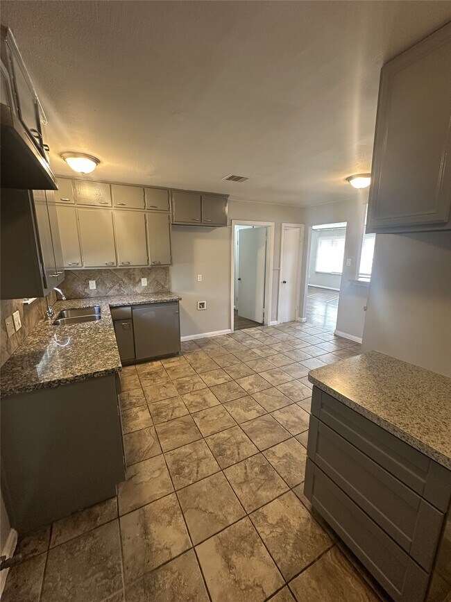 Building Photo - 5847 Belcrest St