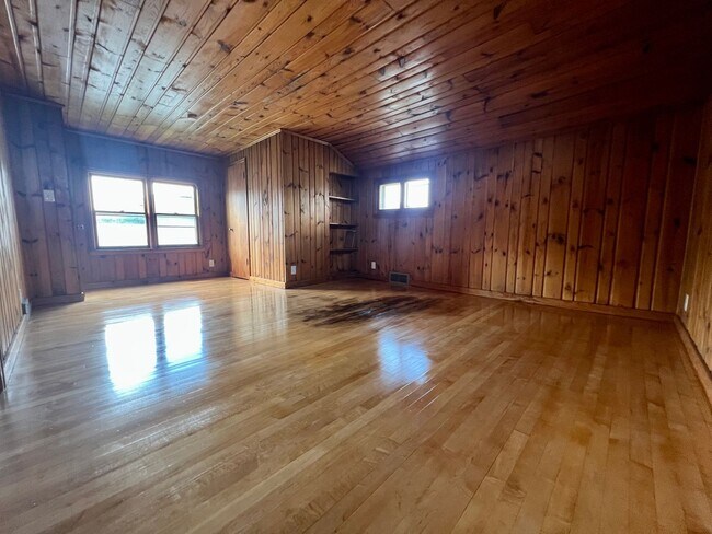 Building Photo - Breathtaking 3 bedroom 1 bath house in Minneapolis!!