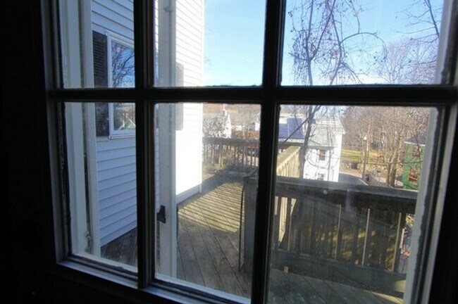 Building Photo - Spacious 3-Bed Townhouse with Wraparound D...