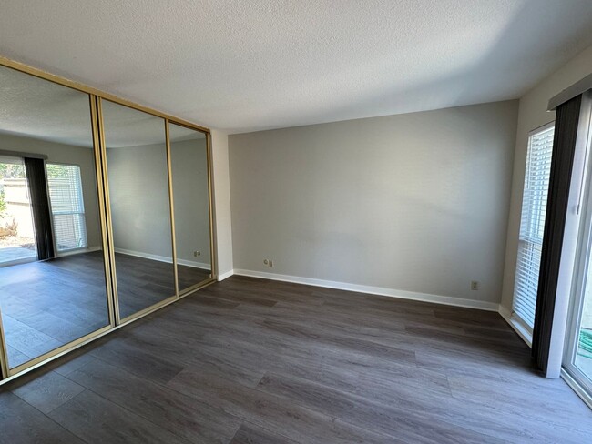 Building Photo - Beautiful two story townhome in Sunset Par...