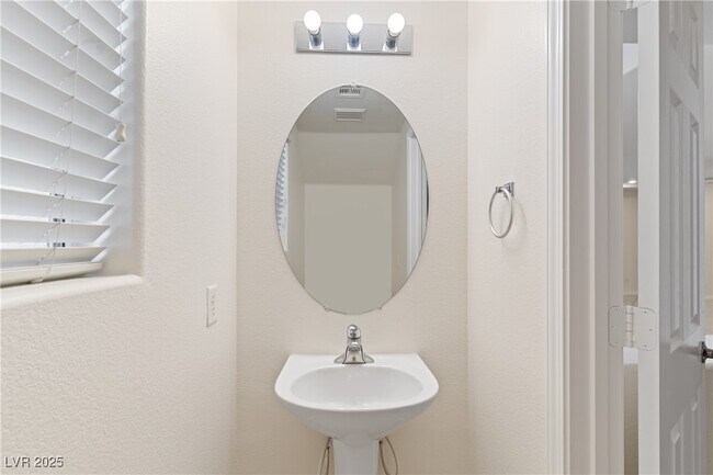 Building Photo - 7268 Vinca Rd