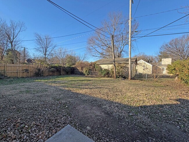 Building Photo - Gorgeous Well Kept Home Near Mercy & Bass Pro!