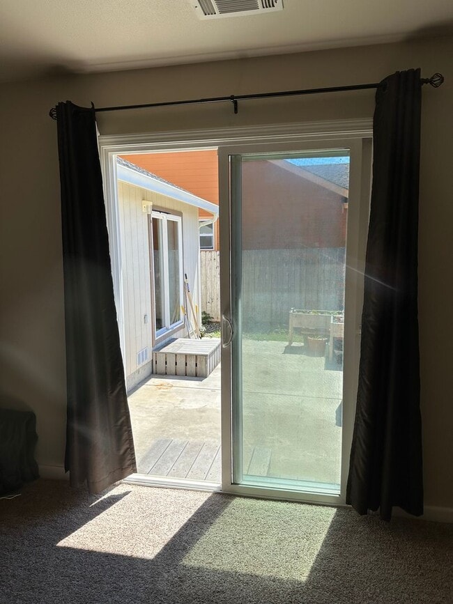 Building Photo - Sunny 3 Bedroom, 2 full bath w/Solar and B...
