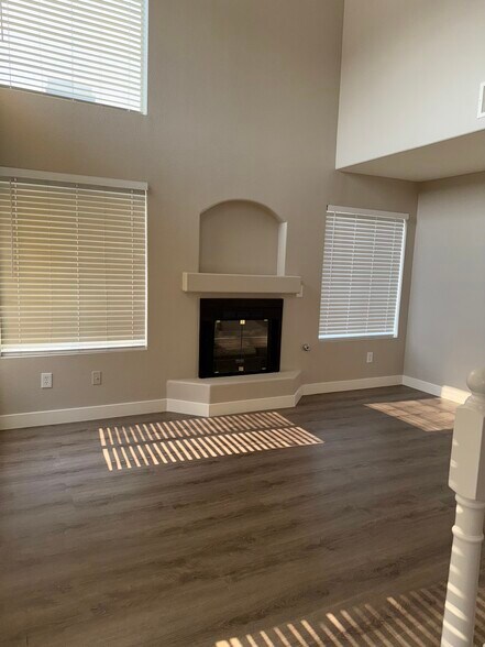 Building Photo - 3950 S Sandhill Rd