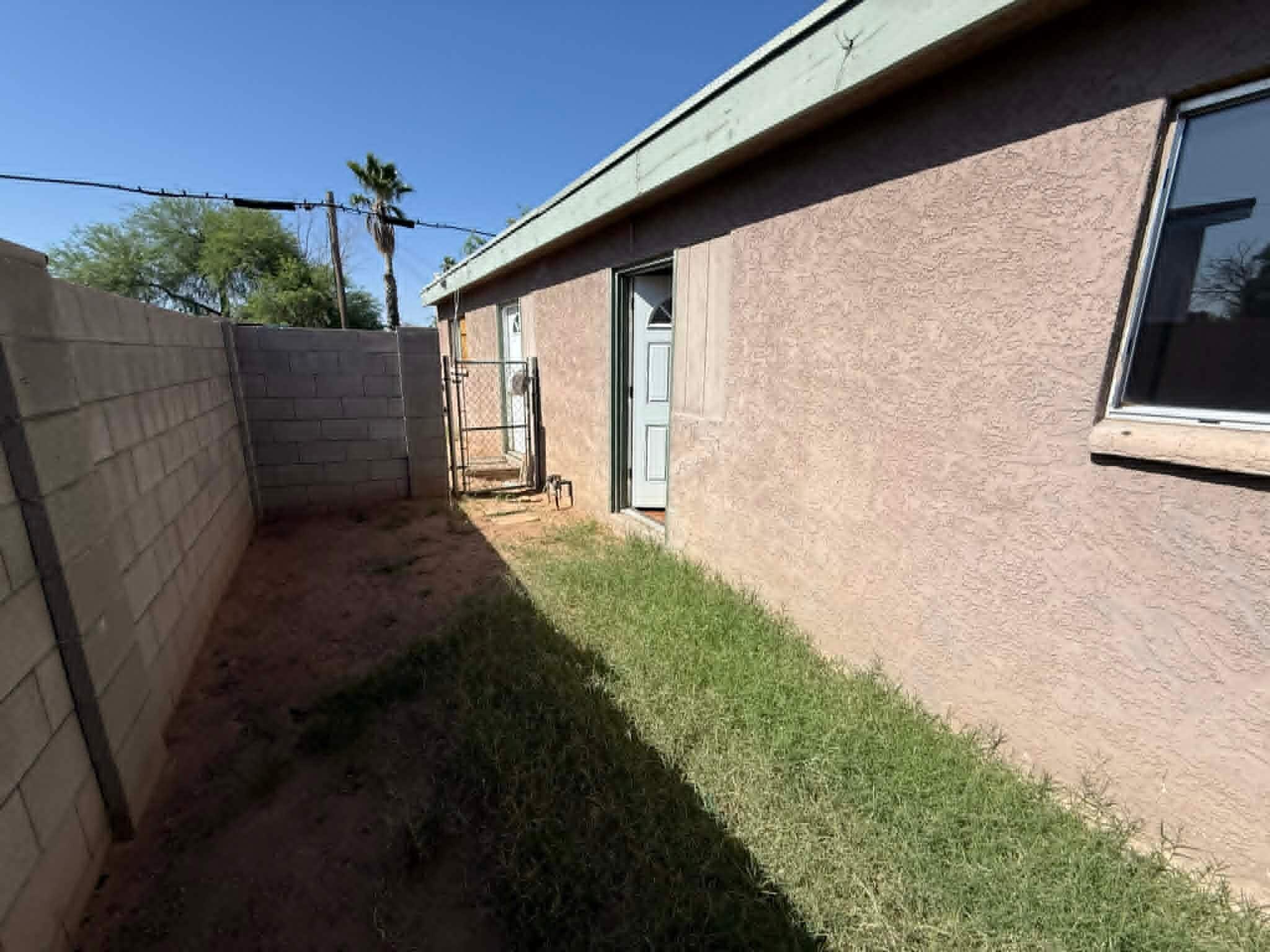 Building Photo - 1518 E Hedrick Dr