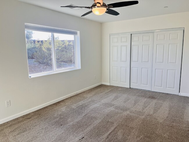 Building Photo - Gorgeous 3 bd, 2.5 ba on 1 acre