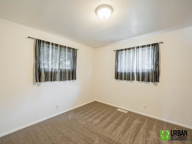 Building Photo - 2104 N Dale Ln