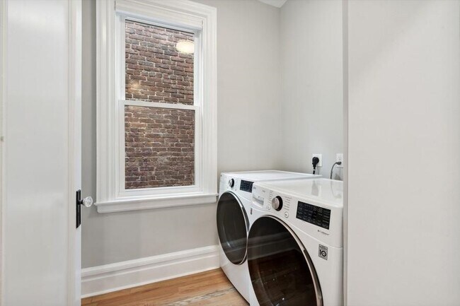 Building Photo - 161 Nesbit St