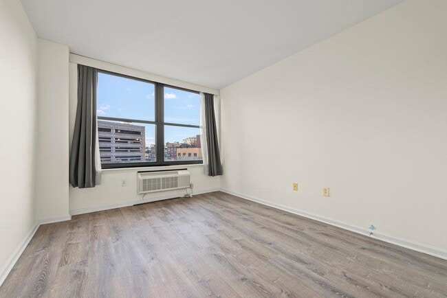 Building Photo - 102 Christopher Columbus Dr