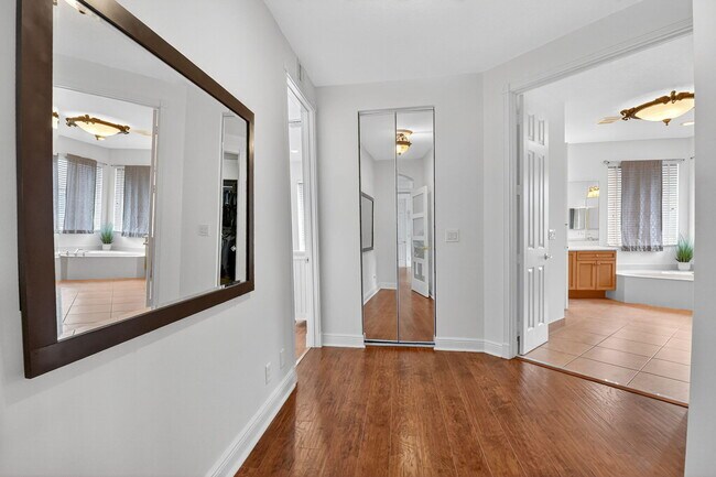 Building Photo - 9826 Vía Amati