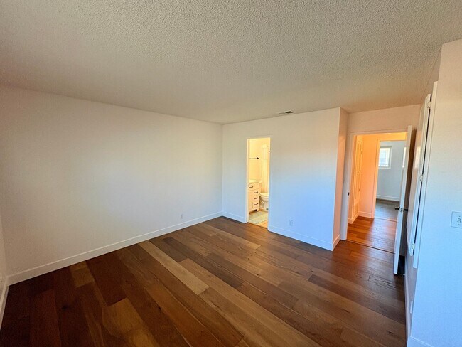 Building Photo - Amazing Two Bed 1.5 Bath Condo - University Heights - Garage & Driveway Parking
