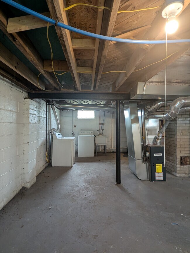 Building Photo - 18116 Bloom St