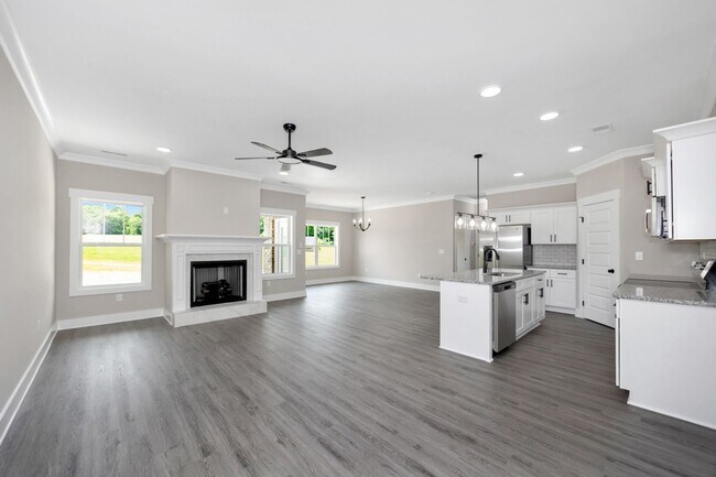 Building Photo - 4 Bedroom, 2 Bath