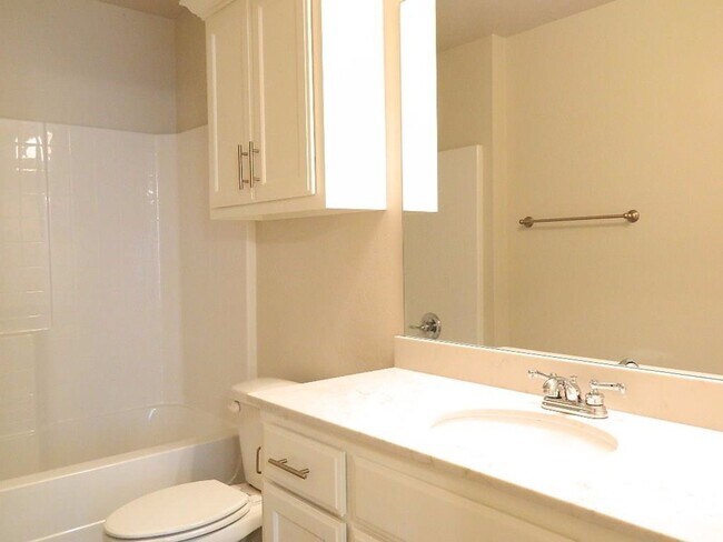 Building Photo - 2 Bedroom 2 Bath Duplex Near Tinker AFB