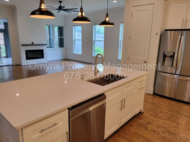 Building Photo - Luxurious 4 Bedroom Home near Grant Park!