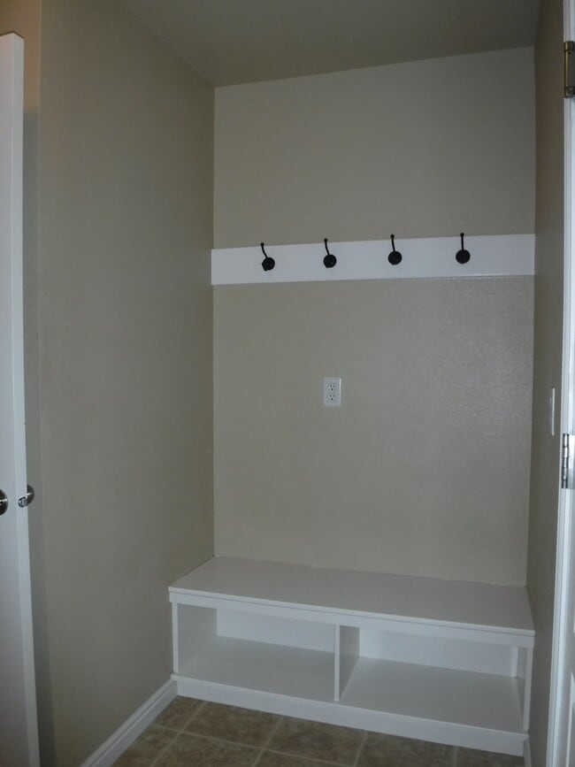 Building Photo - Beautiful 4 bed 2.5 bath home in the perfect Meridian location just off Ustick between Linder and...