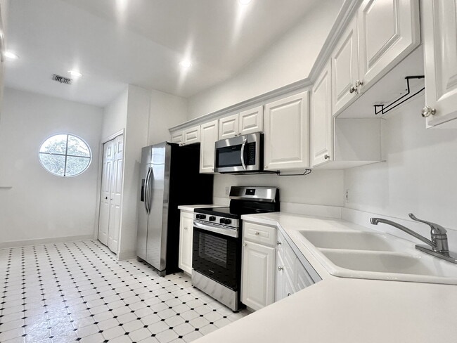 Building Photo - Gated Grasslands Community - 3/2 with a Balcony