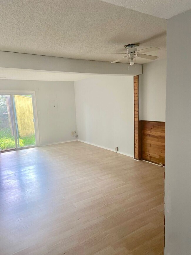Building Photo - 2BD/ 2.5BA Townhouse near Town Center! Was...