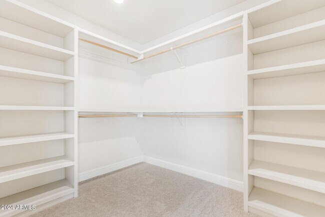 Building Photo - 807 W Buist Ave