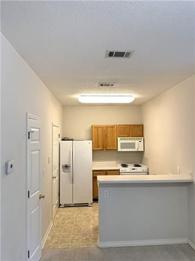Building Photo - 1 Bedroom, 1 Bathroom Condo, Gated Community