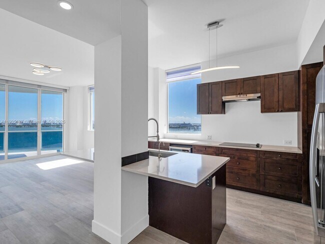 Building Photo - 725 NE 22nd St