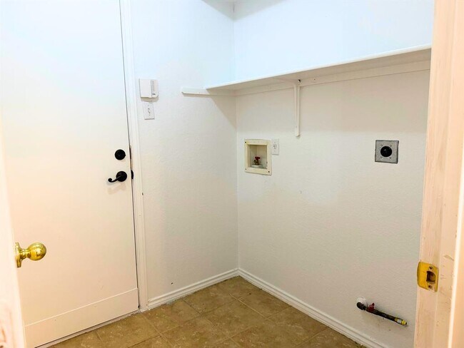 Building Photo - 711 Settlement St