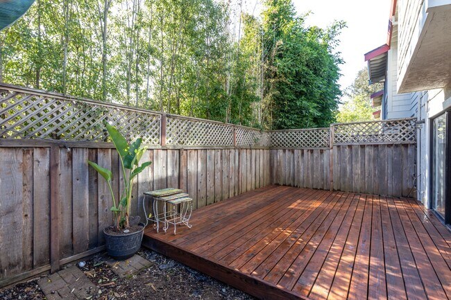 Building Photo - Live Oak Townhome – Completely Renovated & Move-In Ready!