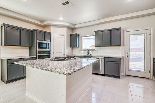 Building Photo - Beautiful  House 3 beds/3 baths. This Prop...