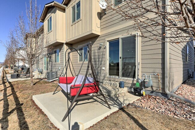 Building Photo - 3 Bedroom 2 1/2 Bath Townhome in Wellington