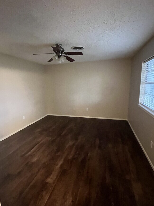 Building Photo - "Charming 3-Bedroom with 2 Full Baths in L...