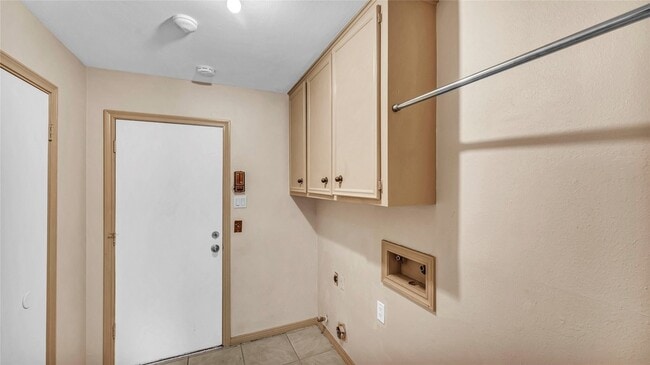 Building Photo - 10919 Paulwood Dr