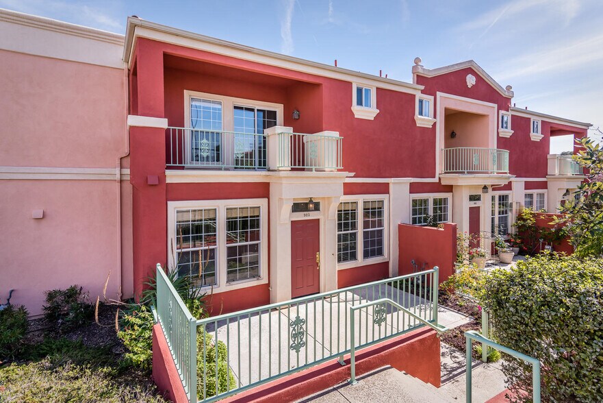 Building Photo - 903 Lawrence Dr