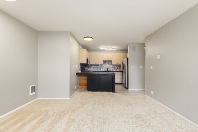Building Photo - 922 100th Ave NE