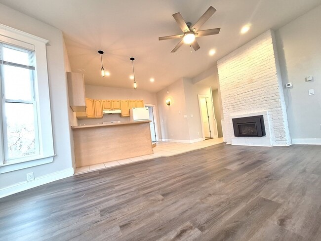 Building Photo - 1 Bedroom Available January!