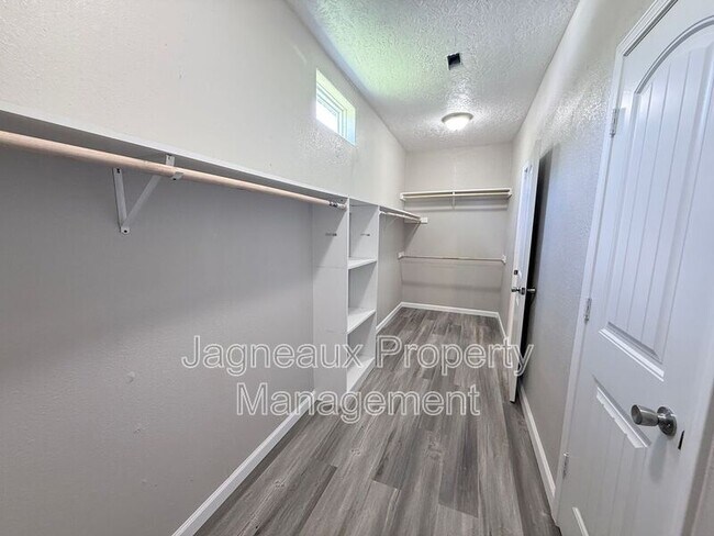 Building Photo - 816 Shady Ln