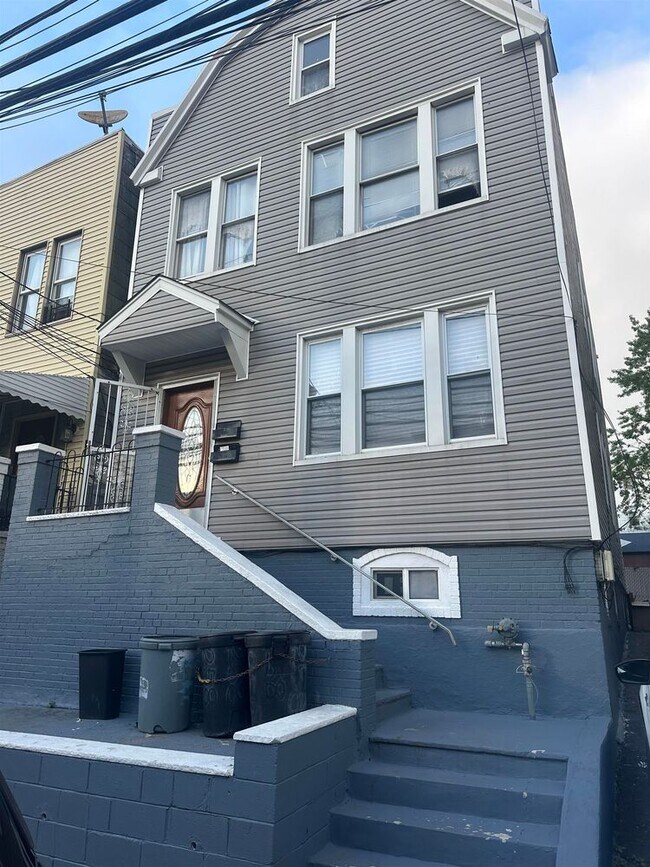 Building Photo - 258 Winfield Ave